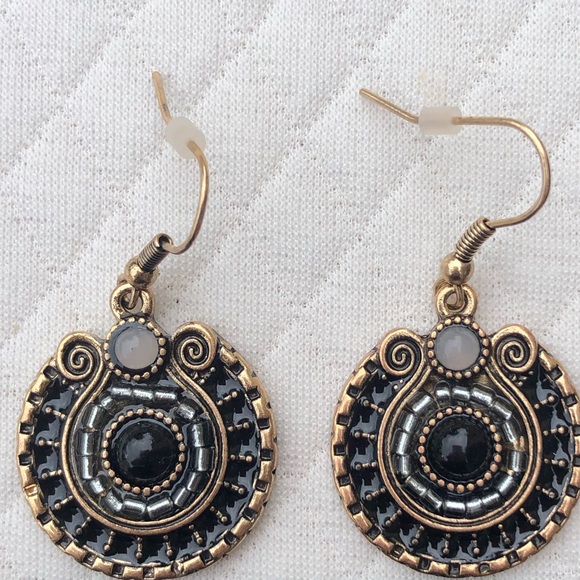 Beautiful vintage feel lightweight classic earrings 🖤 - Picture 4 of 14